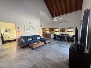 Smart TV - Now avail! 3-bdrm House with pool in tranquil Whitby Haven w/beach & ocean views (Whitby)