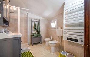Ein modernes Badezimmer mit Dusche, Toilette und Waschbecken.