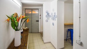 A hallway with a wooden bench, a potted plant, and a door leading to another room. - Awesome home in Venafro with WiFi (Venafro)
