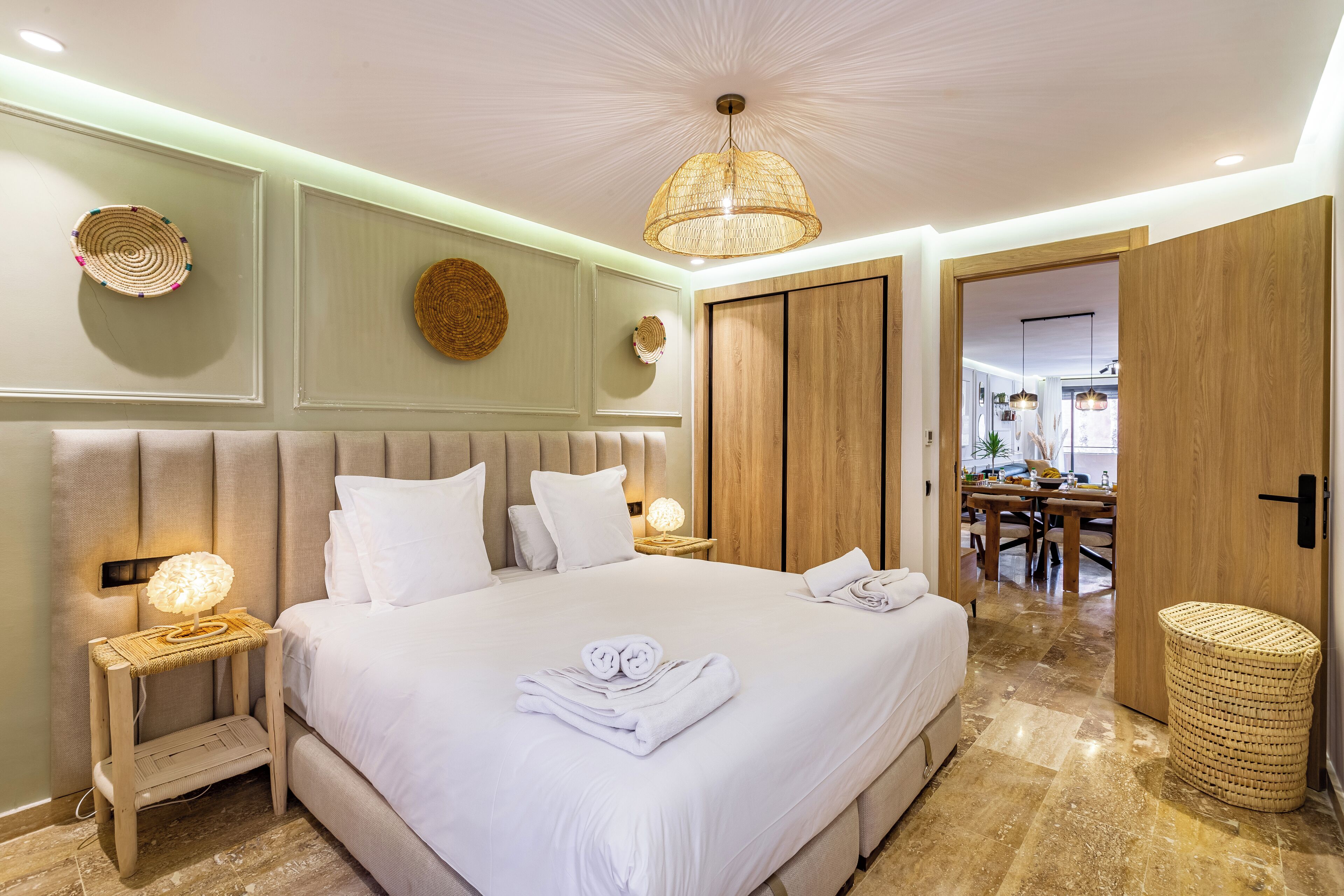 3 عدّة غرف نوم ومكواة/لوح كي وخدمة الإنترنت وملاءات أسرّة