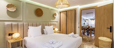 3 habitaciones, tabla de planchar con plancha, internet y ropa de cama