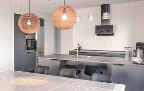 Refrigerador, parrilla de estufa, lavavajillas y cafetera y tetera 