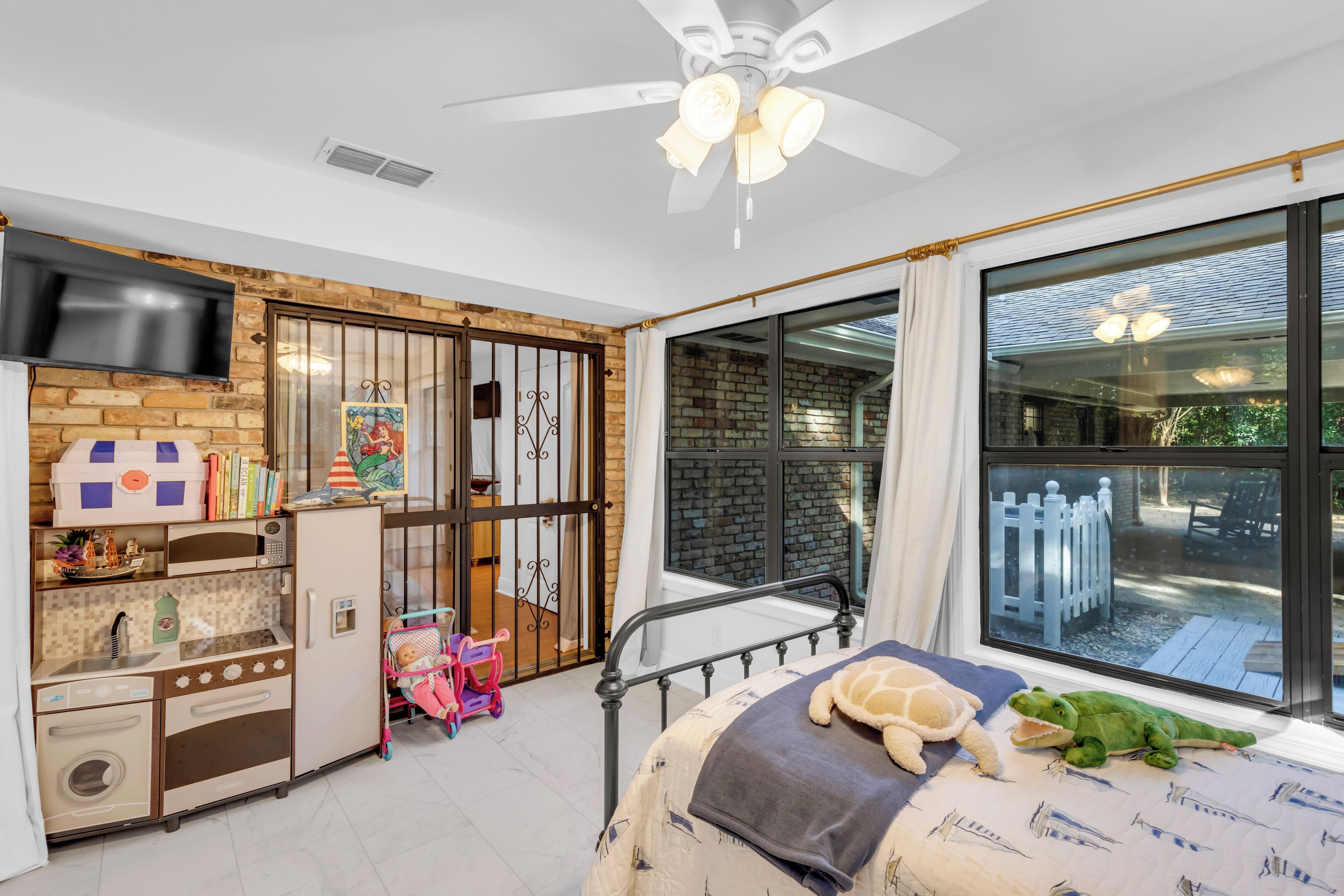 4 bedrooms, iron/ironing board, Internet, bed sheets