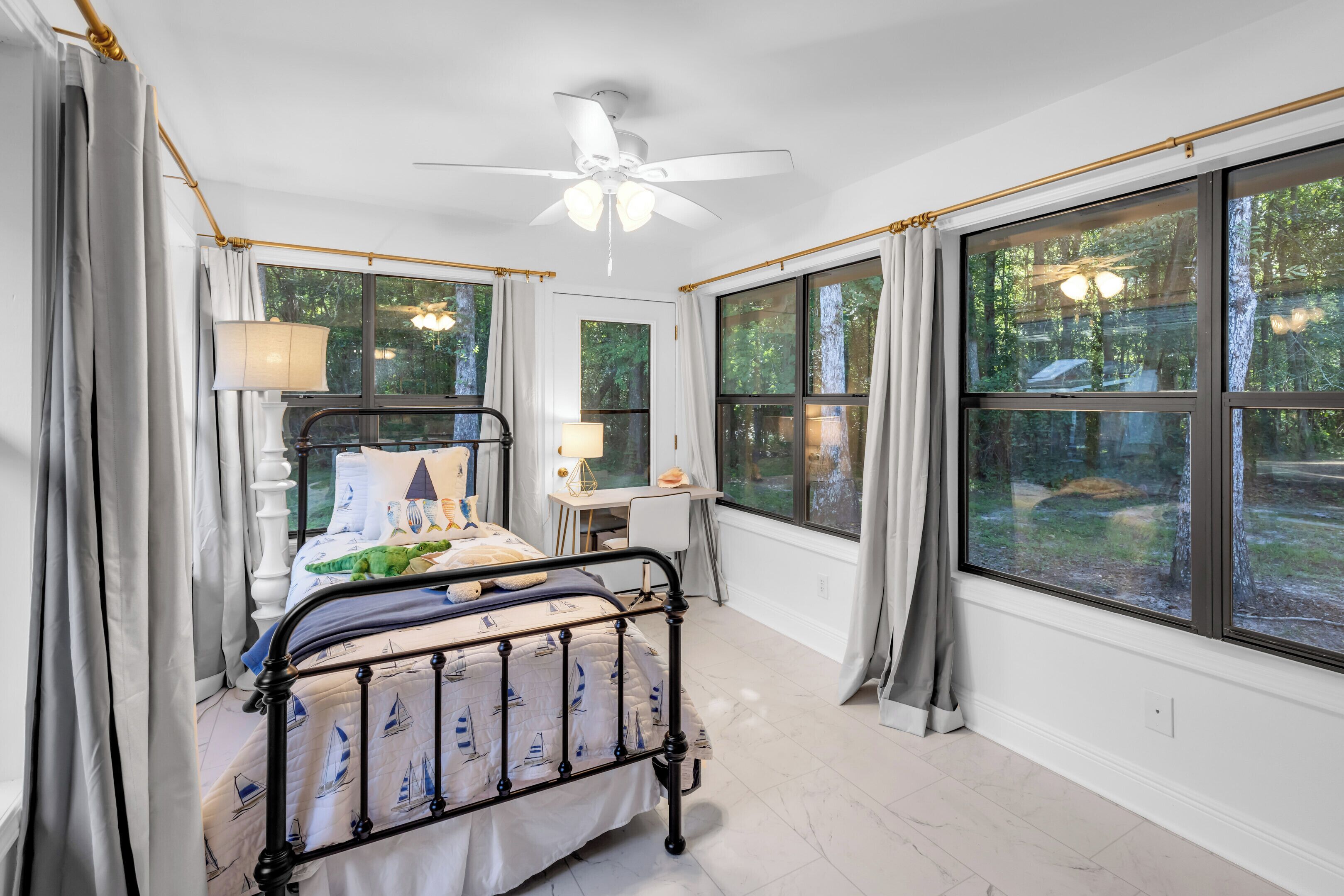 4 soverom, strykejern/-brett, internettilgang og sengetøy