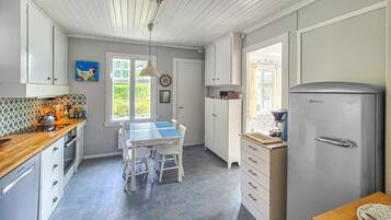 Refrigerador, parrilla de estufa, lavavajillas y cafetera y tetera