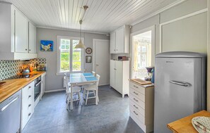 Fridge, stovetop, dishwasher, coffee/tea maker