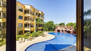 Un hôtel doté d’une piscine, d’un espace extérieur aménagé et offrant une vue sur un paysage naturel.