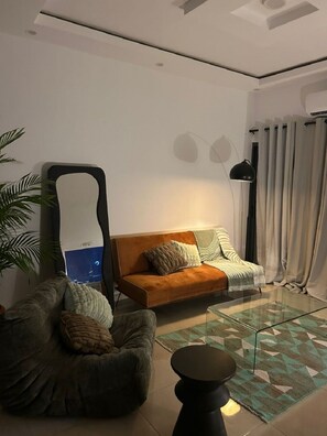 Smart TV, fireplace