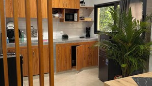 Coffee/tea maker, fridge, microwave, oven