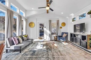 Huis, Meerdere bedden, terras, uitzicht op bergen (Byrd 2 Green Mountain Getaway) | Woonruimte