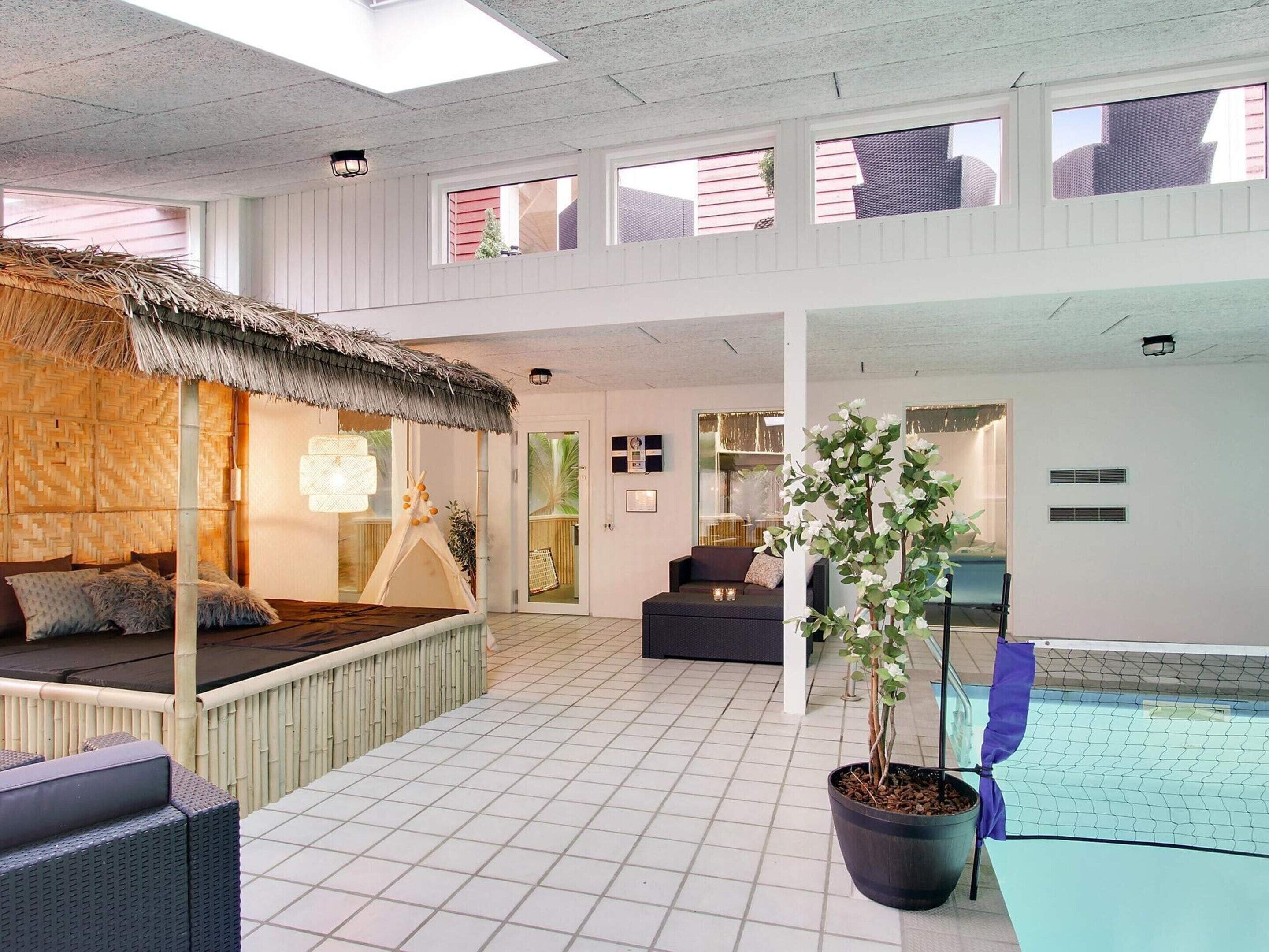 Huis | Zwembad | Een binnenzwembad en een buitenzwembad