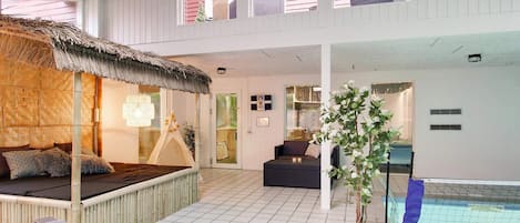 Huis | Zwembad | Een binnenzwembad en een buitenzwembad