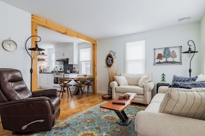Living area - Cottage on Sweet Arrow Lake (Pine Grove)