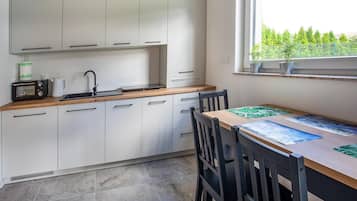 Réfrigérateur, plaque de cuisson, lave-vaisselle, cafetiÚre/bouilloire