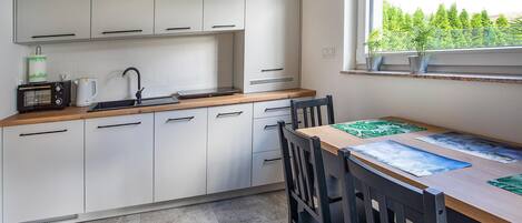 Réfrigérateur, plaque de cuisson, lave-vaisselle, cafetiÚre/bouilloire