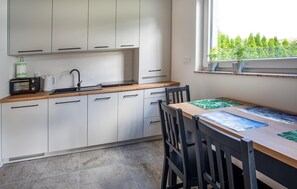 Kühlschrank, Mikrowelle, Herdplatte, Geschirrspüler