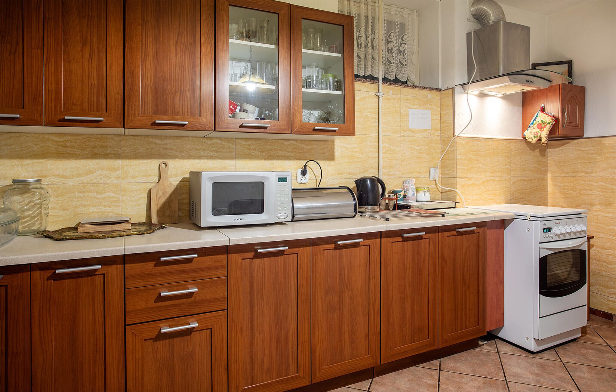 Fridge, oven, stovetop