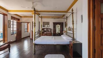 5 bedrooms, internet, bed sheets