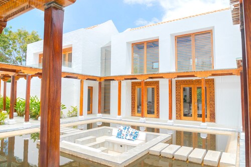 Spacious 5-bedroom luxury villa with pool, golf view & Steps from the beach.
