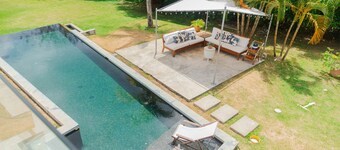 Spacious 5-bedroom luxury villa with pool, golf view & Steps from the beach.