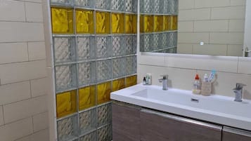 Asciugacapelli, asciugamani, sapone, carta igienica