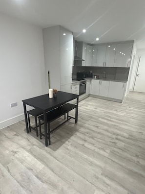 Fridge, microwave, oven, stovetop - Studio Near Heathrow & Tube | Hounslow High Street (Hounslow)