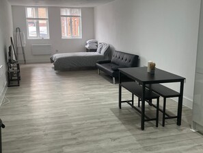 1 habitación, tabla de planchar con plancha, wifi gratis y ropa de cama 