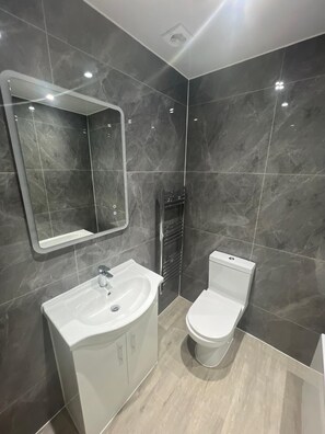 Secador de pelo, bidet, toallas, jabón
