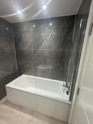 Séchoir à cheveux, bidet, serviettes fournies, savon
