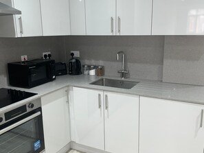 Refrigerador, microondas, horno, placa de cocina