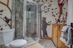 Shower, hair dryer, towels, soap - Toad Hall 1820s Historic Estate (Fly Creek)