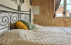 2 slaapkamers, reisbedje