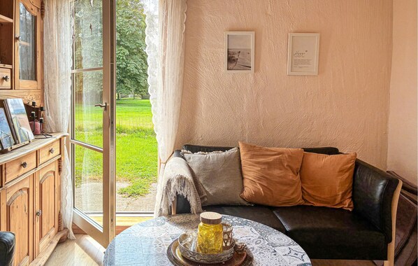 TV - 2 bedroom awesome home in Højer (Højer)