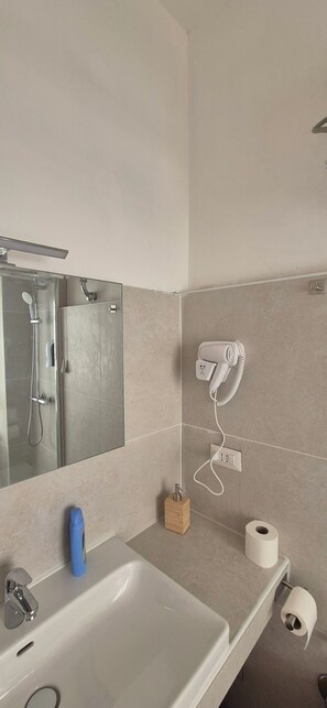 Ducha, secador de pelo, bidet, toallas