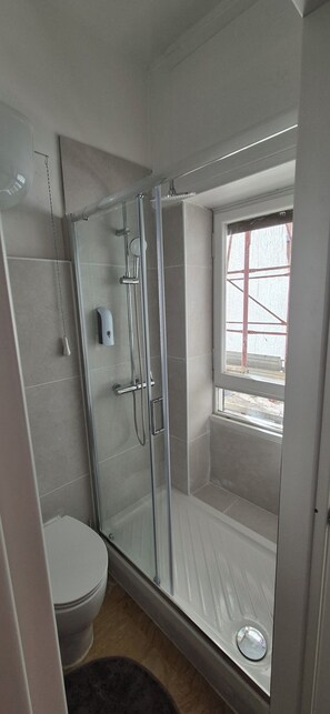 Dusche, Haartrockner, Bidet, Handtücher