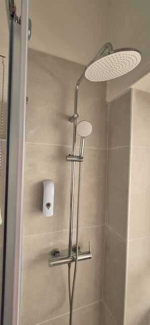 Dusche, Haartrockner, Bidet, Handtücher