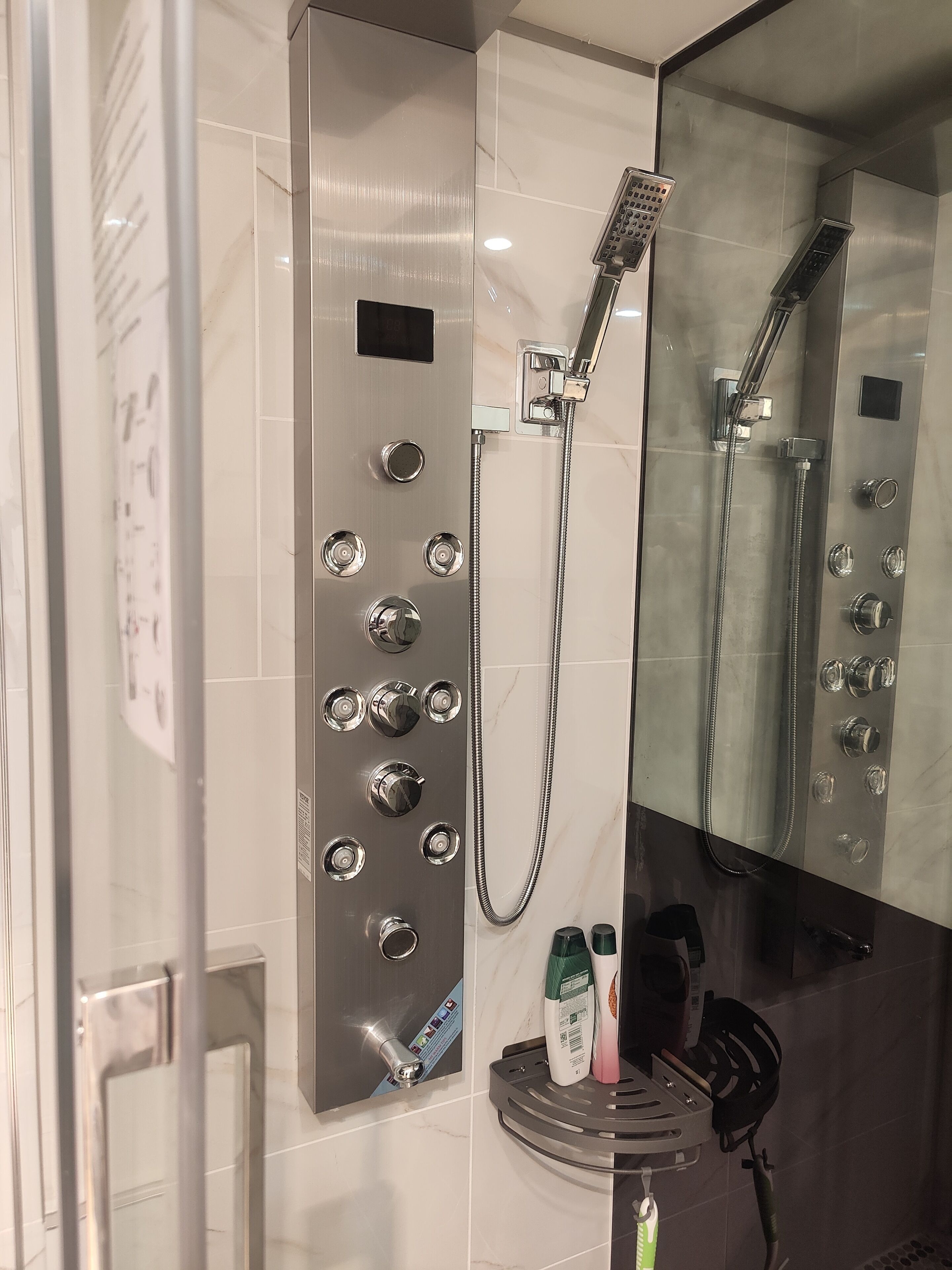 Dusche, Haartrockner, Bidet, Handtücher