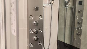 Dusche, Haartrockner, Bidet, Handtücher