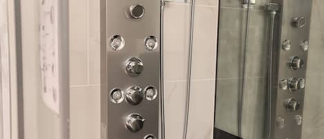 Dusche, Haartrockner, Bidet, Handtücher