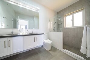 Shower, shampoo - Slow Mornings • Long Pool • Endless Ease (Casa Linda)
