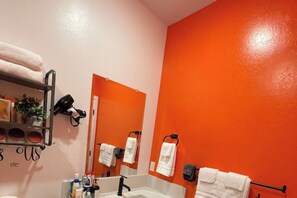 Secador de cabelo, toalhas de banho, sabonete, papel higiênico