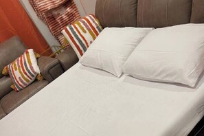 3 bedrooms, iron/ironing board, internet, bed sheets