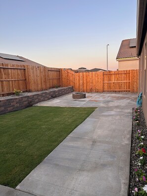 Property grounds - Spacious Modern Snuggle (Bakersfield)