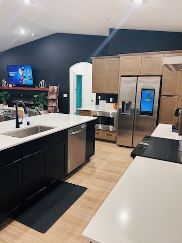 Spacious Modern Snuggle