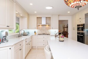 ثلاجة، ميكروويف، فرن، موقد طهي مسطح