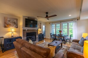 Smart TV, fireplace - Still Point At Echota - Mountain Views, Great Community Amenities with indoor+outdoor pools,gym (Boone)