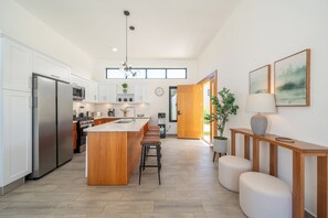 Private kitchen - 3 King Suites • Private Pool • 1141 (Casa Linda)