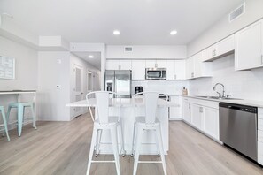 Réfrigérateur, four à micro-ondes, un four, surface de cuisson