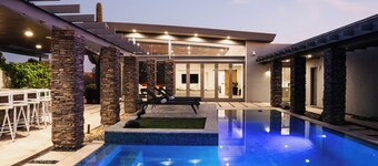 WHISPERING WIND– NEW Luxury Scottsdale Villa w/ Beach Entry Pool, Hot Tub, Games & More