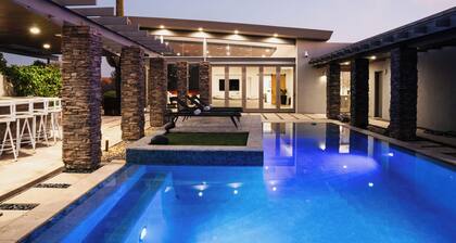 WHISPERING WIND– NEW Luxury Scottsdale Villa w/ Beach Entry Pool, Hot Tub, Games & More